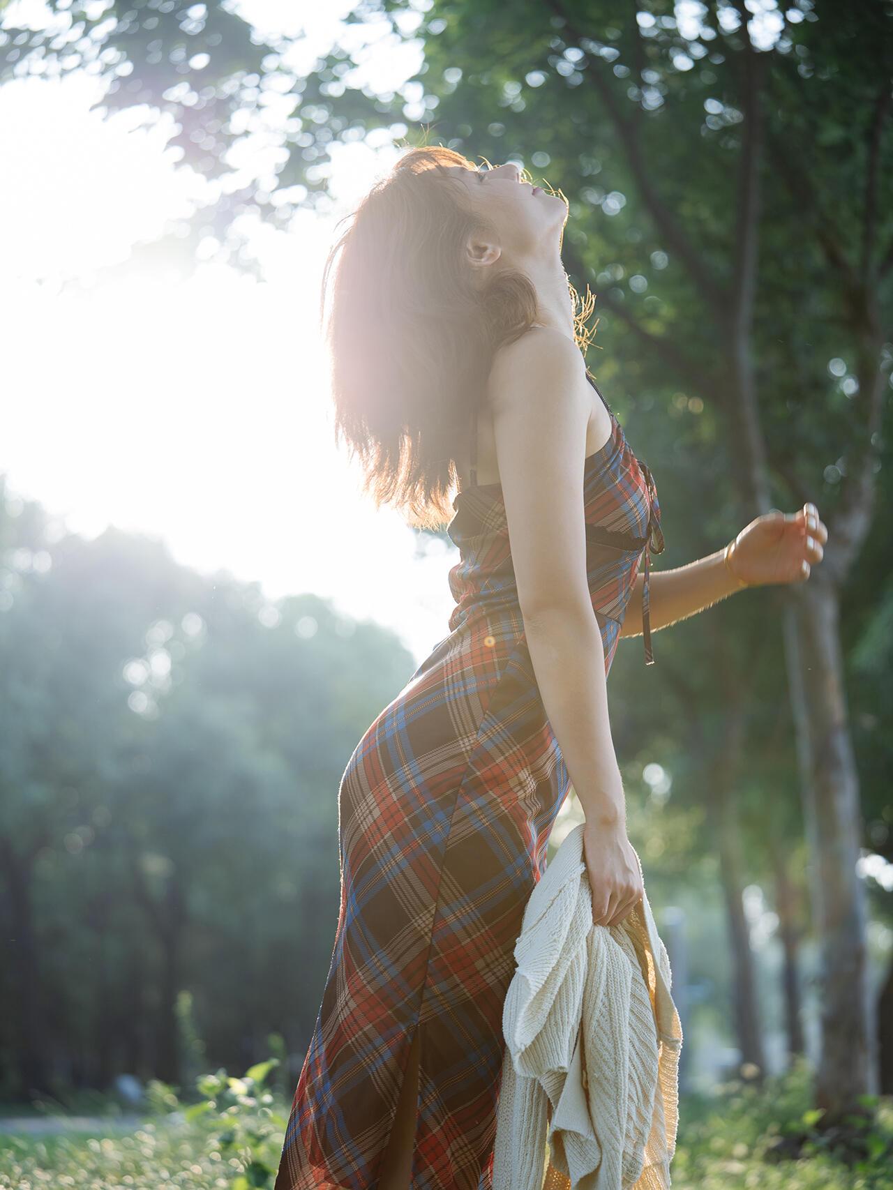 夏末的风裹着草木香，格纹裙浸在光斑里，连发丝都沾了点温柔的暖。
 
赤脚踩过软茸