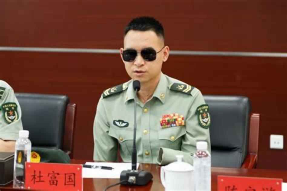 网上有人给杜富国算了笔账：月津贴3万2，国家分了180平的房子，水电燃气全免，但
