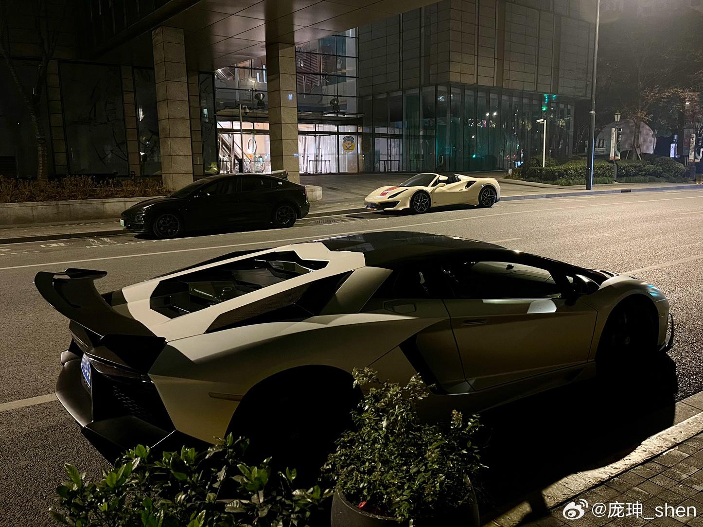 凌晨四点的上海，和几位朋友的深夜小聚[月亮] ​​​