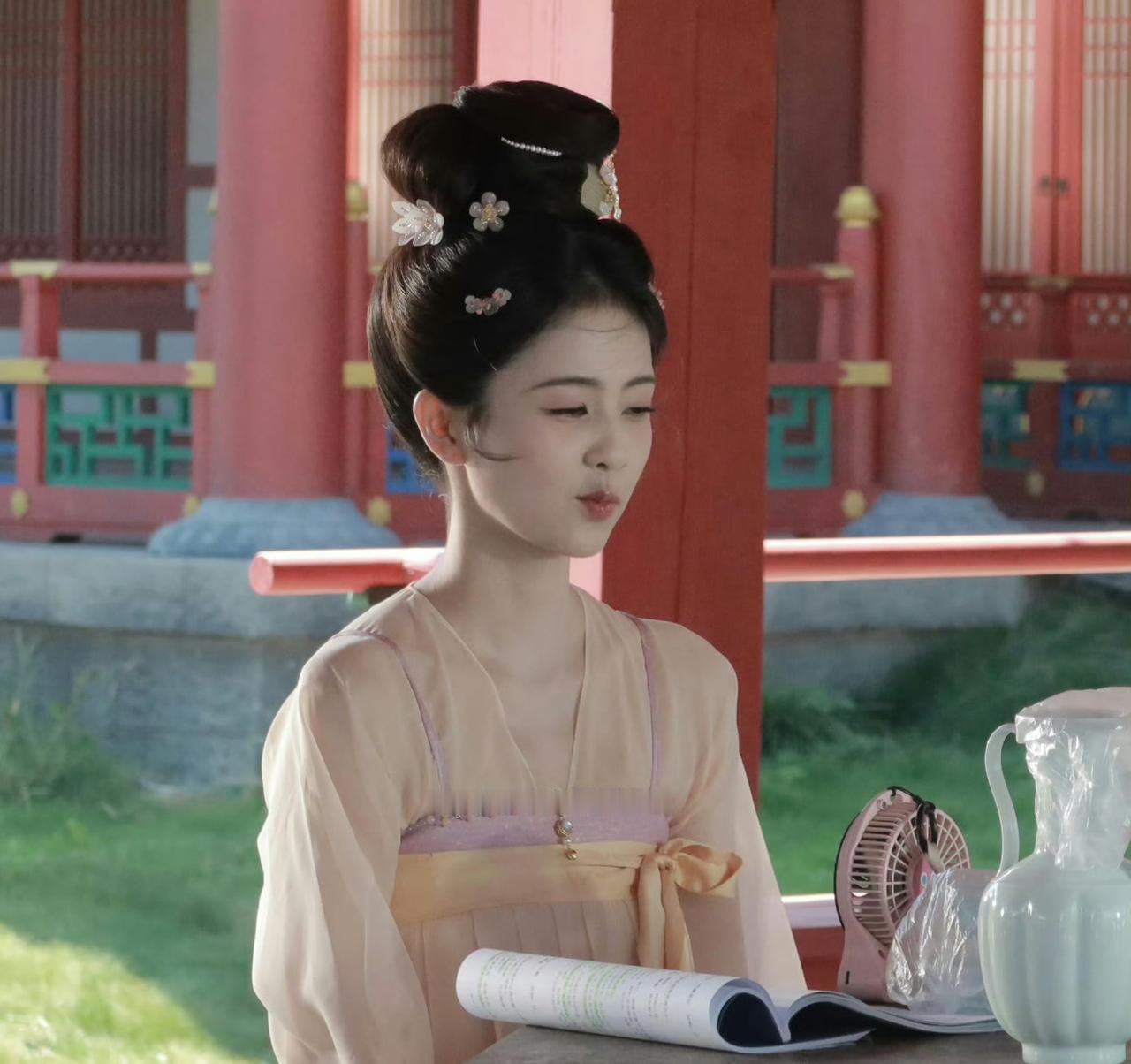 白鹿新剧《莫离》即将上映播出，跑男团全员为白鹿新剧发起云包场应援。

李昀锐，李