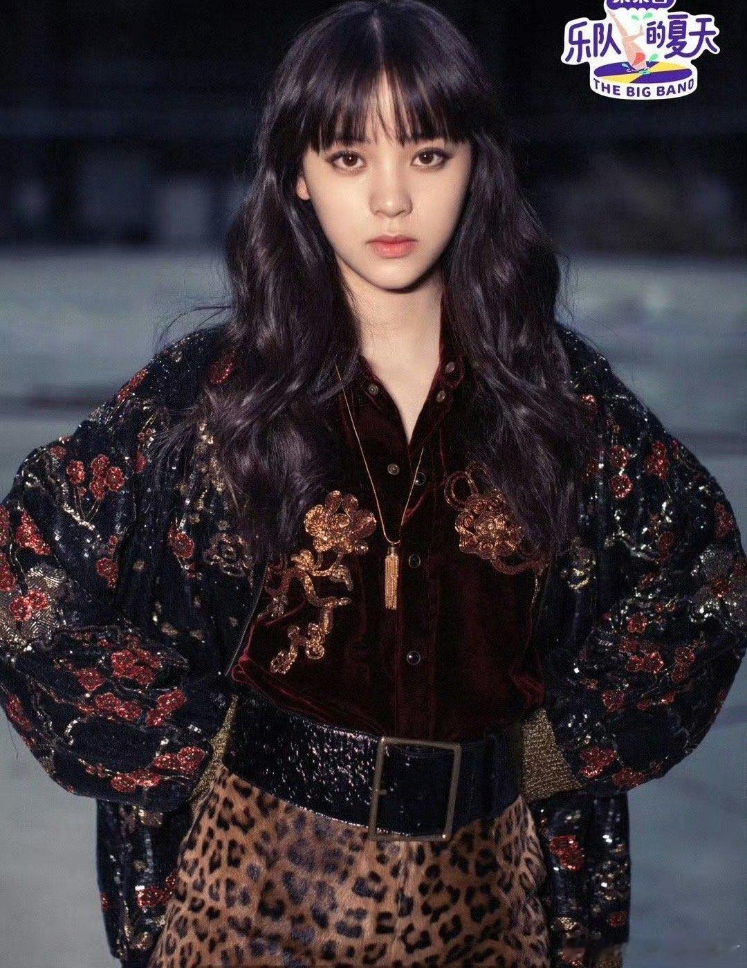 欧阳娜娜不语只是一味参加音综 作品即态度！欧阳娜娜在不同音综里挑战风格、打磨现场