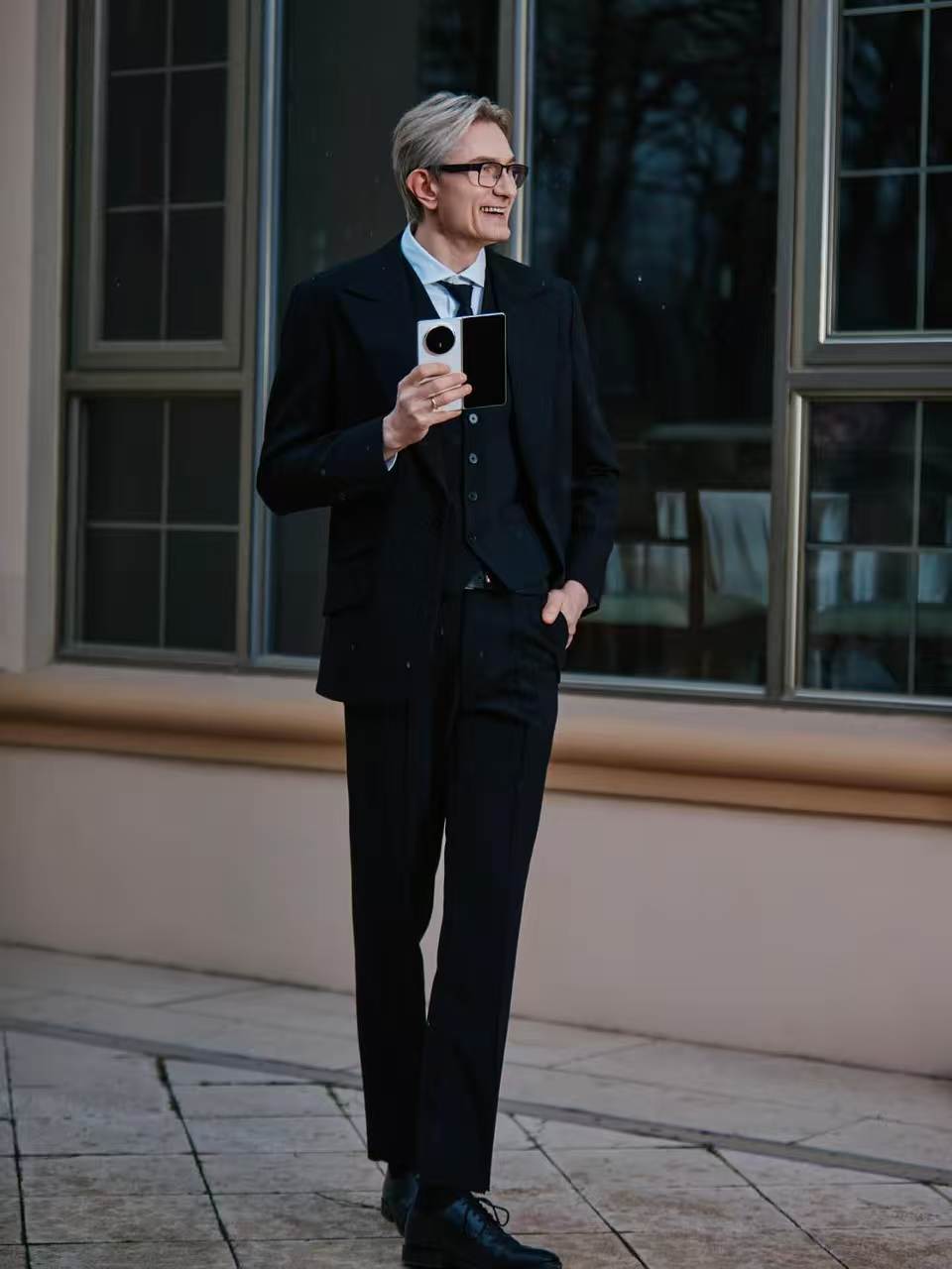 荣耀MagicV6还原法拉利的优雅科技的优雅，荣耀Magic V6值得等！ 