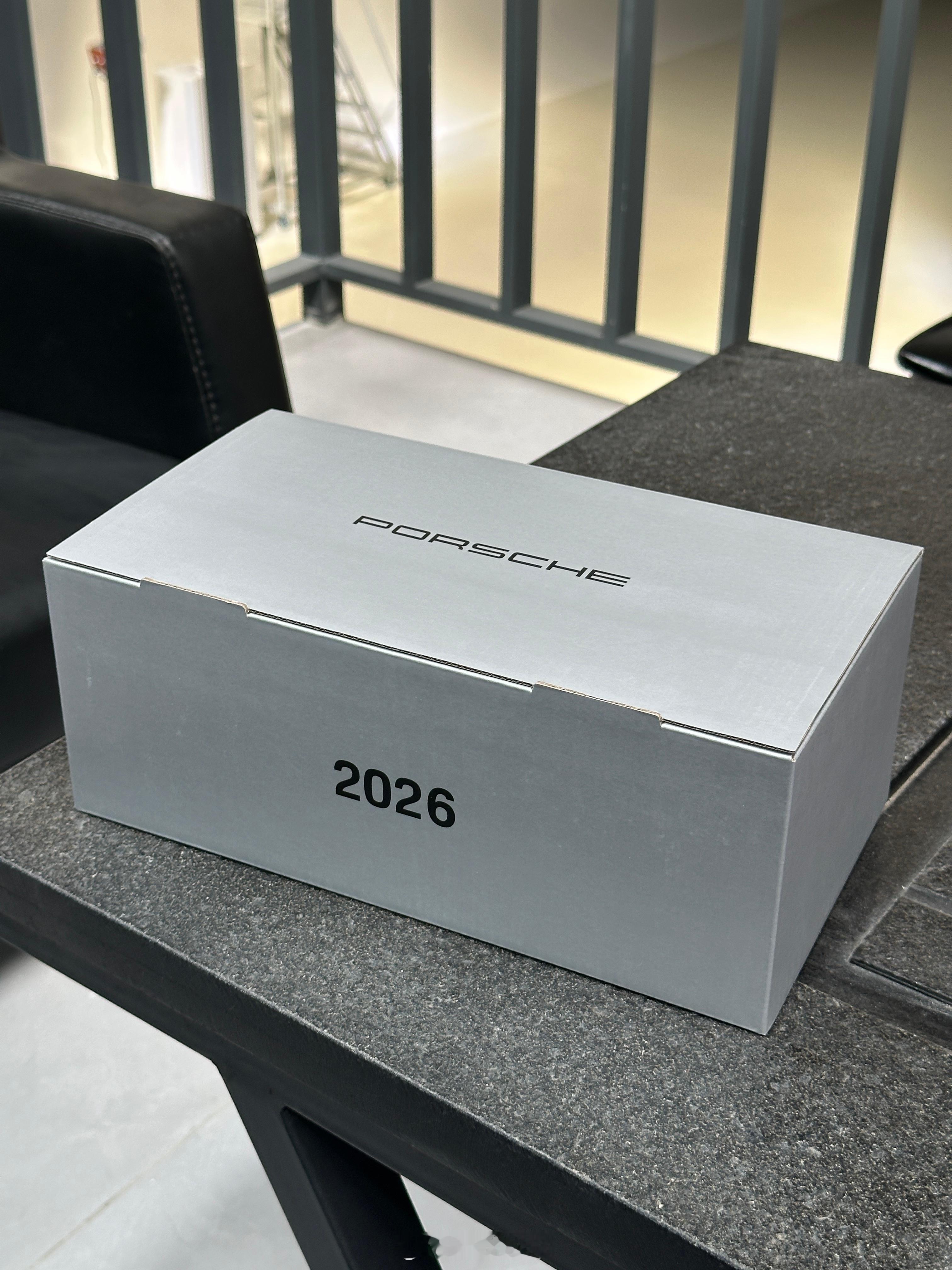 元旦马上到～给大家送个2026年礼物🎁保时捷经典年历，targa造型金属框特别