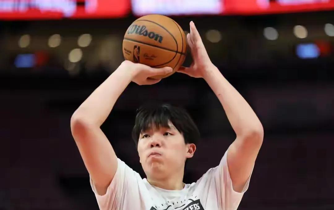 杨翰森被调去发展联盟了。
不是被淘汰，是去练级。
NBA的地板都踩不稳，先去G联