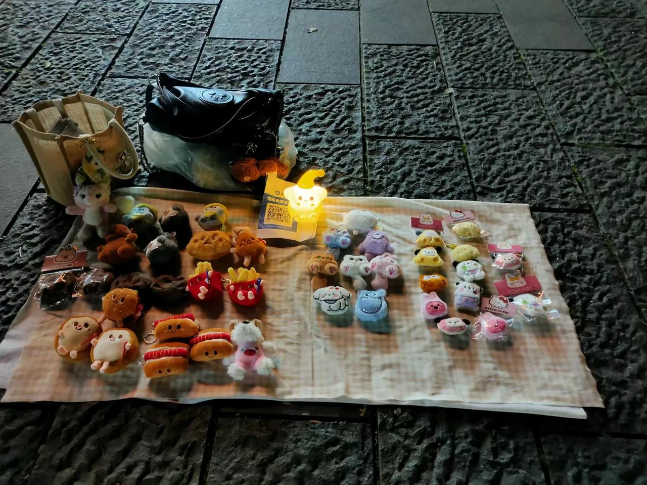 我家的小侄女第一次尝试当老板，晚上练摊收获颇丰，信心立马高涨，还满嘴谈吐生意经[