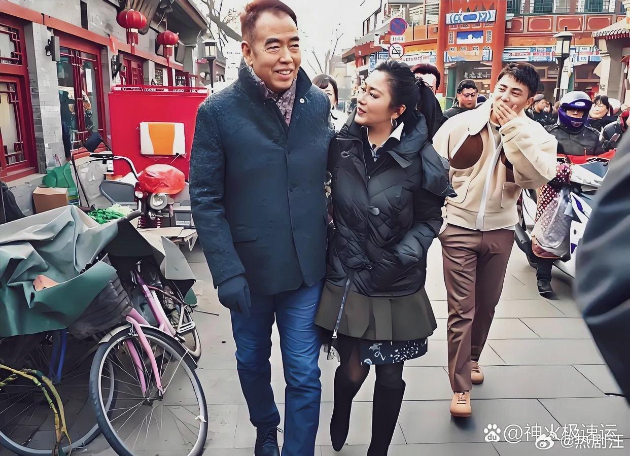 陈凯歌陈红夫妇的一张老照片，俩人边走边聊，十分亲密，陈红穿搭有点像小太妹！ 