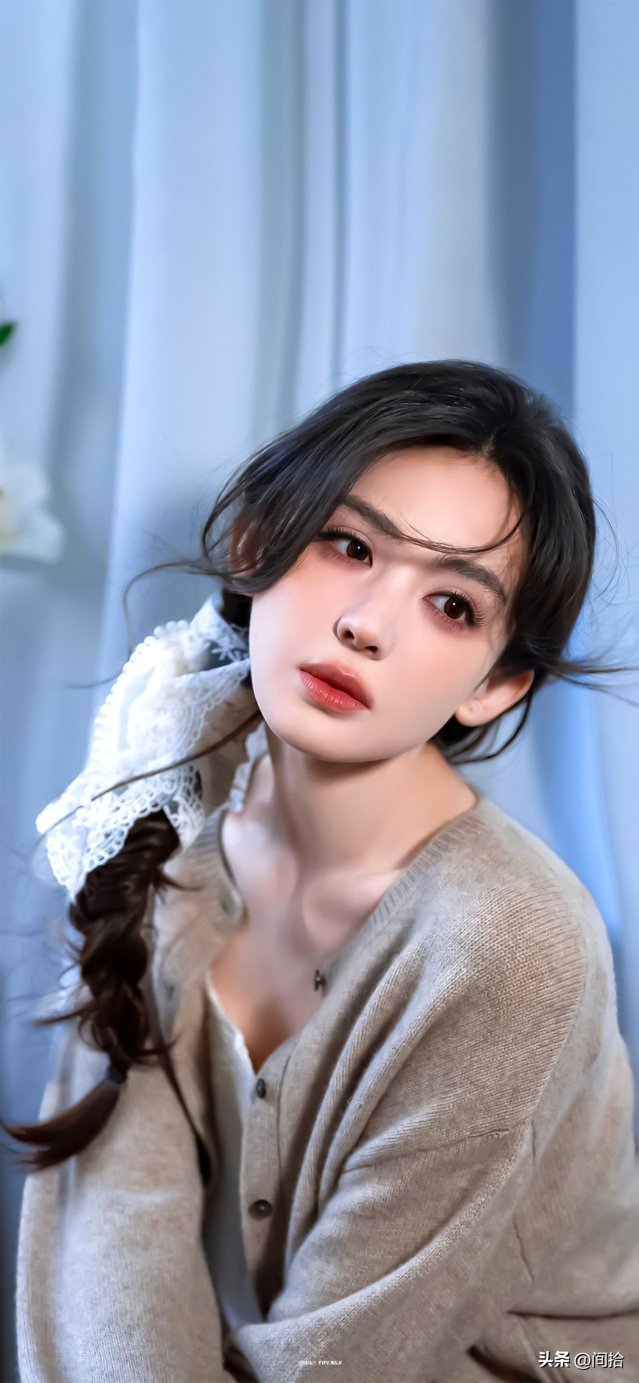 古力娜扎的温柔少女风真的绝了！7月28日她晒出的自拍，身穿紫色碎花裙，大方秀出锁