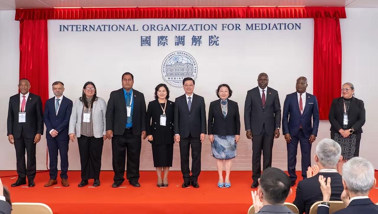 5月8日，香港举办了首届全球调解峰会，国际调解院（IOMed）秘书长郑若骅宣布，