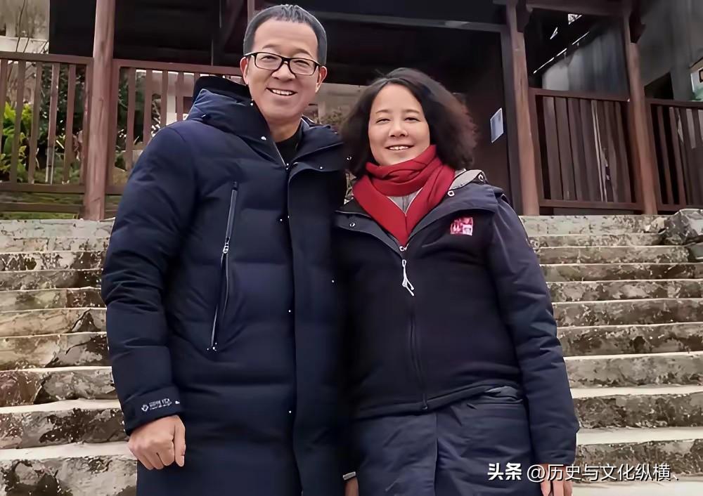 老俞一家幸福啊，儿子女儿颜值都高，漂亮帅气，阳光灿烂，更有原配一枚小鸟依人。北大