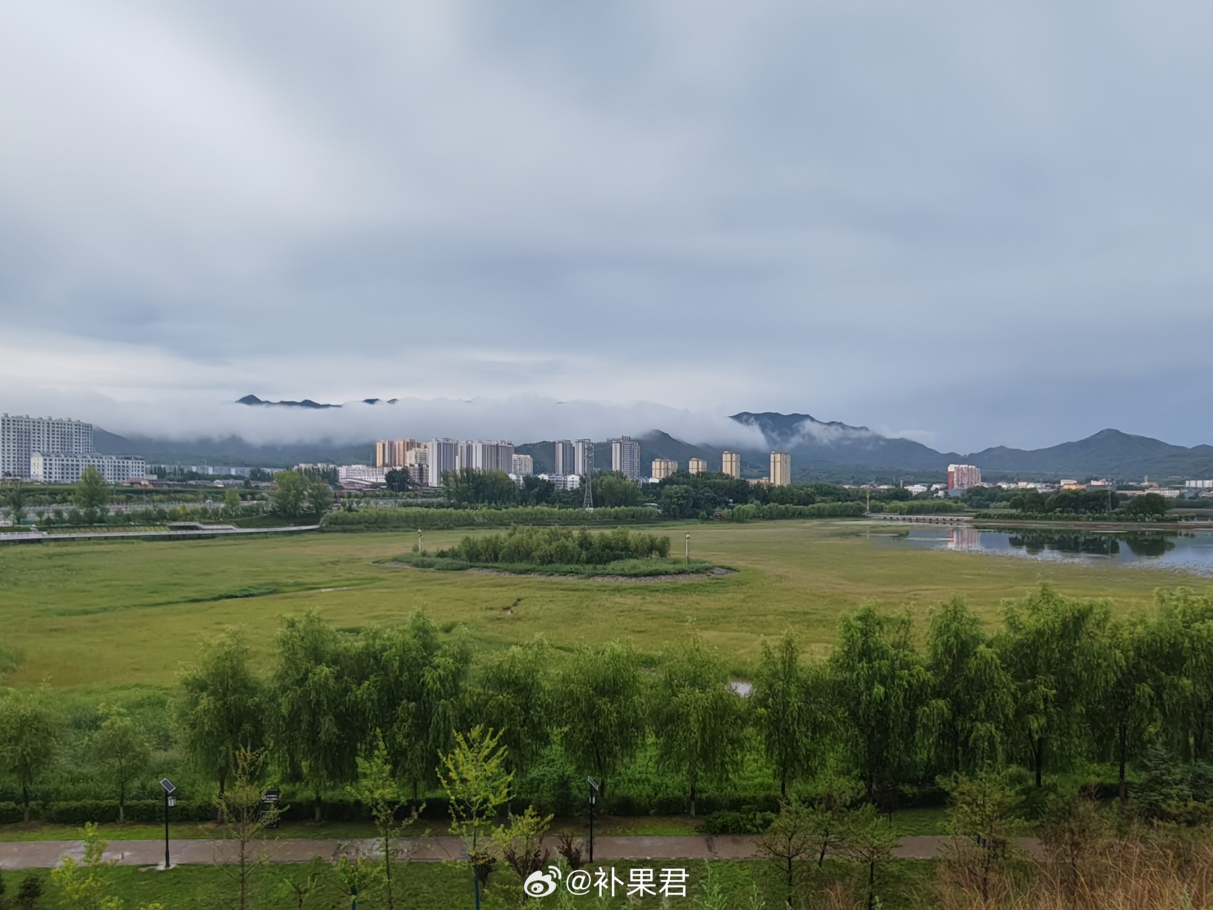 被人穿小鞋，一而再，再而三。最近情绪很差就是因为这个。我从没遇上过这么明目张胆的