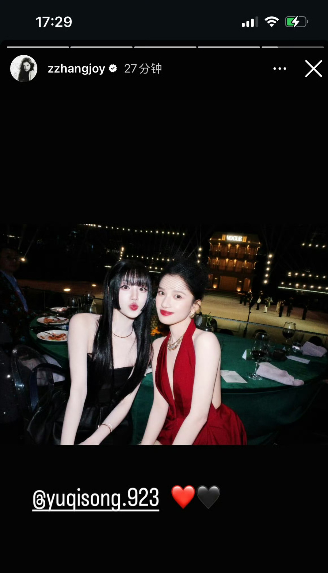张婧仪ins关注了宋雨琦，并晒了昨晚vogue的合照！两个美萌小女孩[期待] ​