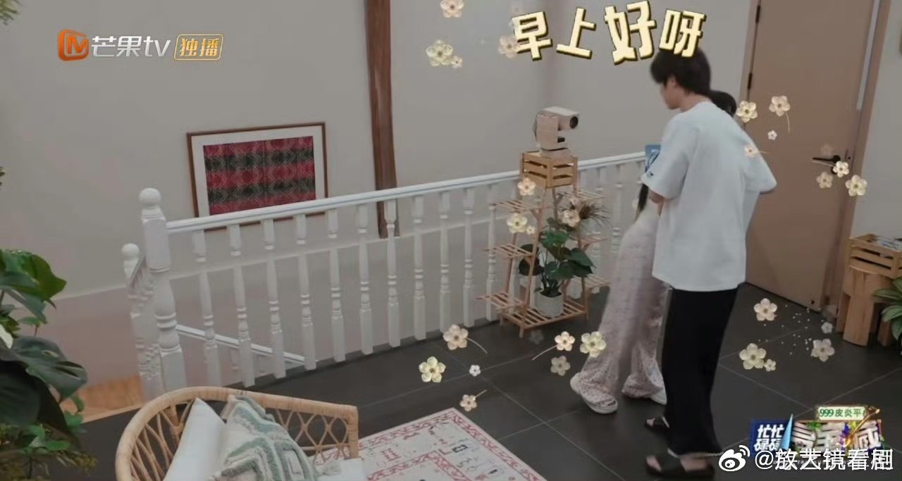 万妮达一起床就平板支撑 清晨起床就平板支撑，常年坚持运动习惯，高度自律才练出这么
