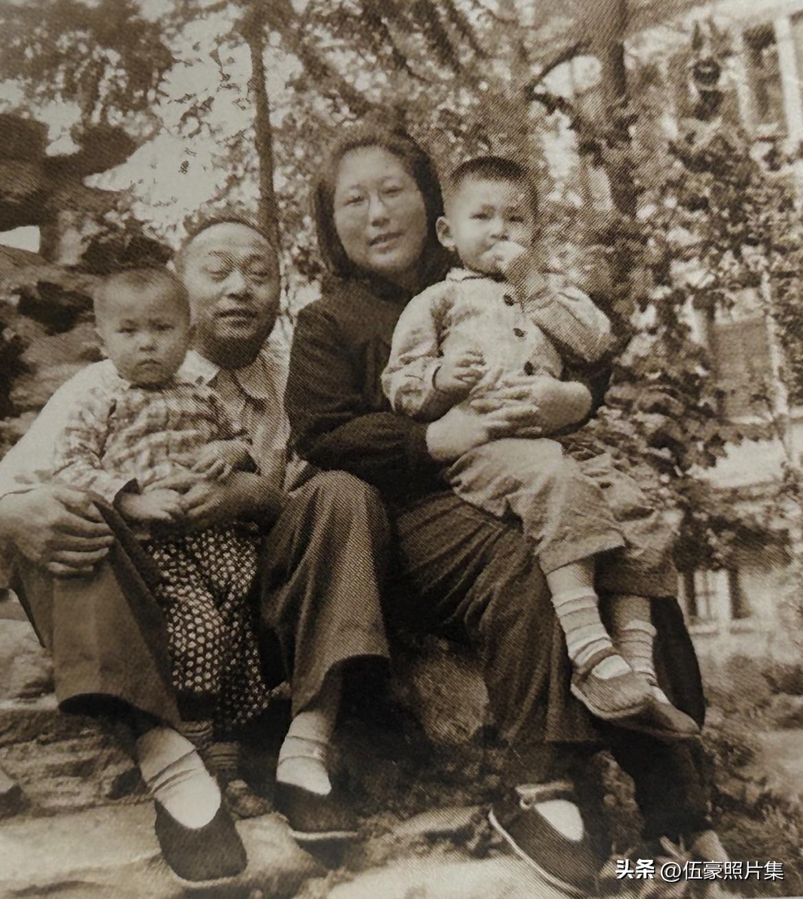 1953年，周纯全和夫人郑竖岩与三子、四子在沈阳市合影。周纯全将军于1927年参