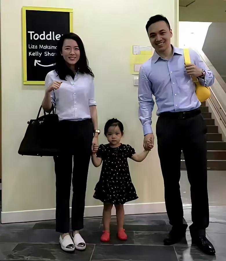 有多少男人，像这样一件衬衣穿个十来年的。我有两件加绒衬衫只在冬天偶尔穿，十七年了