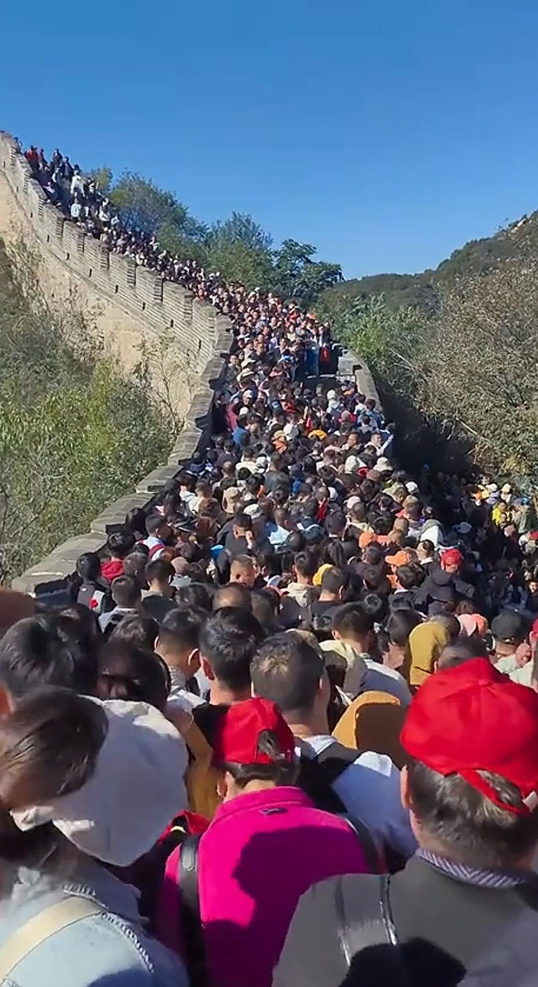 人山人海，长城上挤满了游客。不知道是真假，真有那么多人吗？节假日真不能出门，尤其