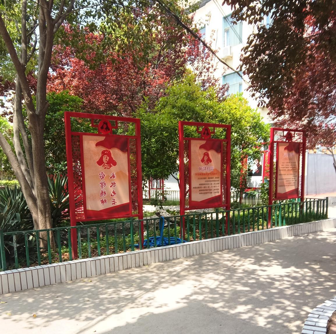 读书真正意义，是拓宽眼界、稳住心态。让人看清是非、不愚昧偏激。
低谷时给底气，迷