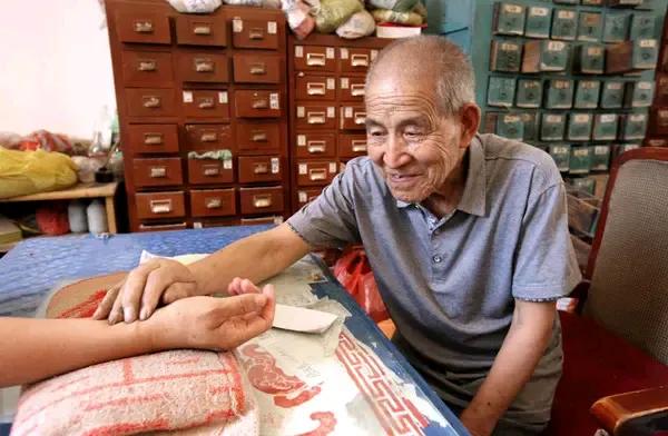 一边承认中医好，一边治病找西医。
前段时间我统计了一下，90%的发评者认可中医，