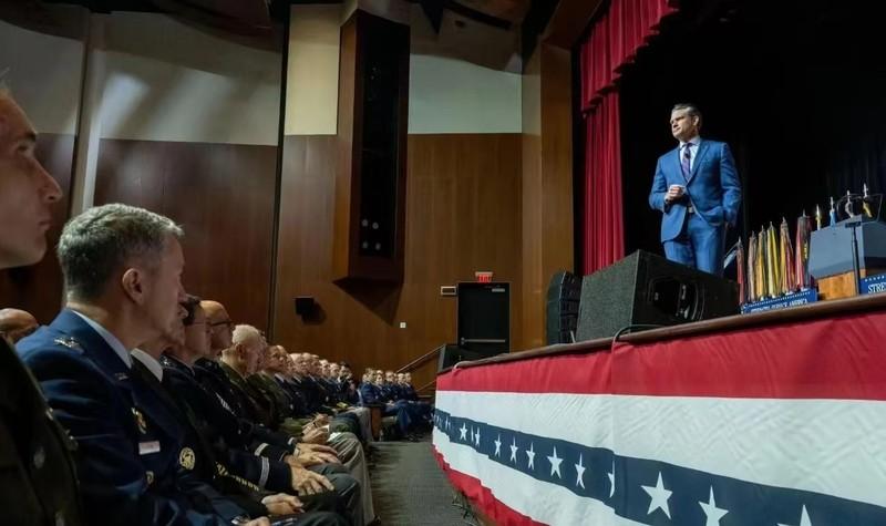 美国上演了滑稽的一幕，一个主持人出身的防长，正在为美国全球数百个将军训话，告诉他