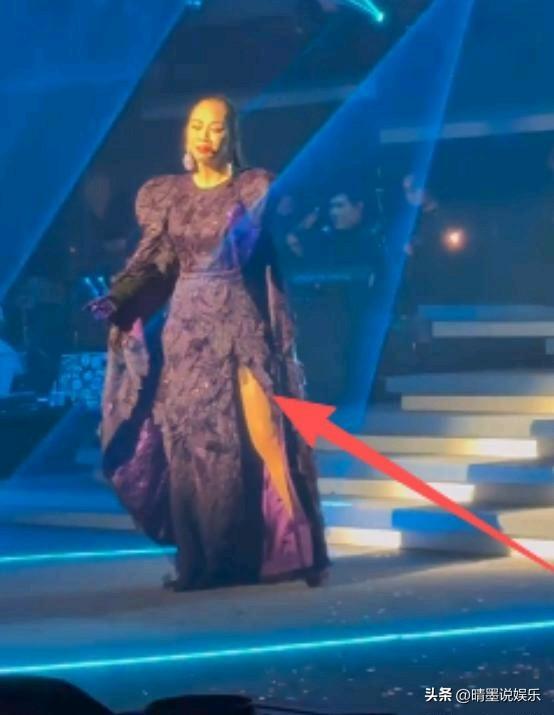 直到看了陈松伶演唱会才发现，
“油腻”这个词原来不是男明星的专属，
不知是服装还