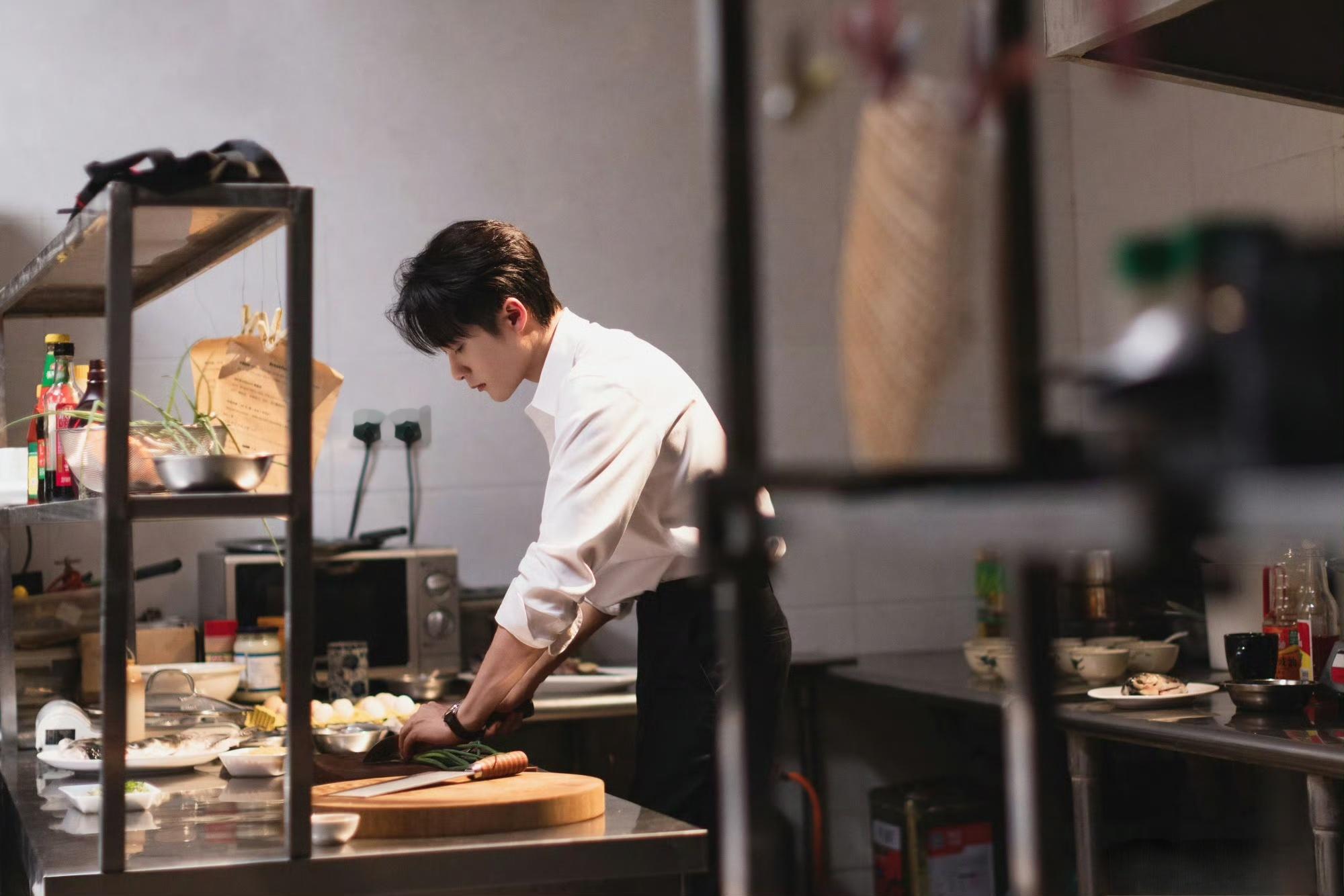 下班啦，老公在厨房给我做晚饭逐本全球品牌代言人檀健次 ‖檀健次  专栏 · 檀健