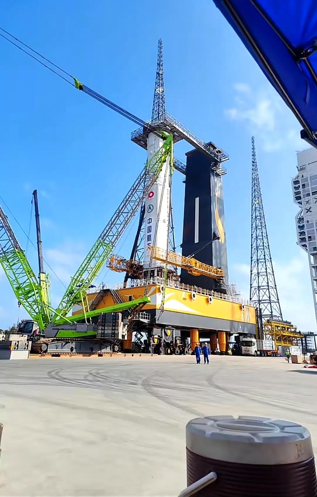 中美登月大比拼又要交手了，农历新年前双方都有大动作。老美的橙色大火箭已经转运到了