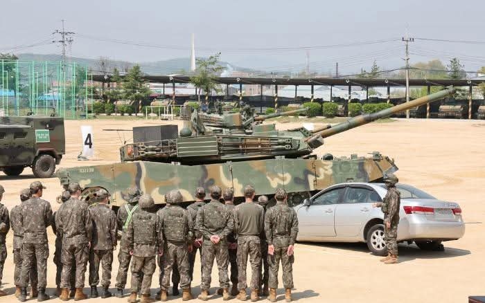 韩国陆军进行安全警示教育，在阅兵场上重现了六起事故案例，分别是：△跌落被压；△被