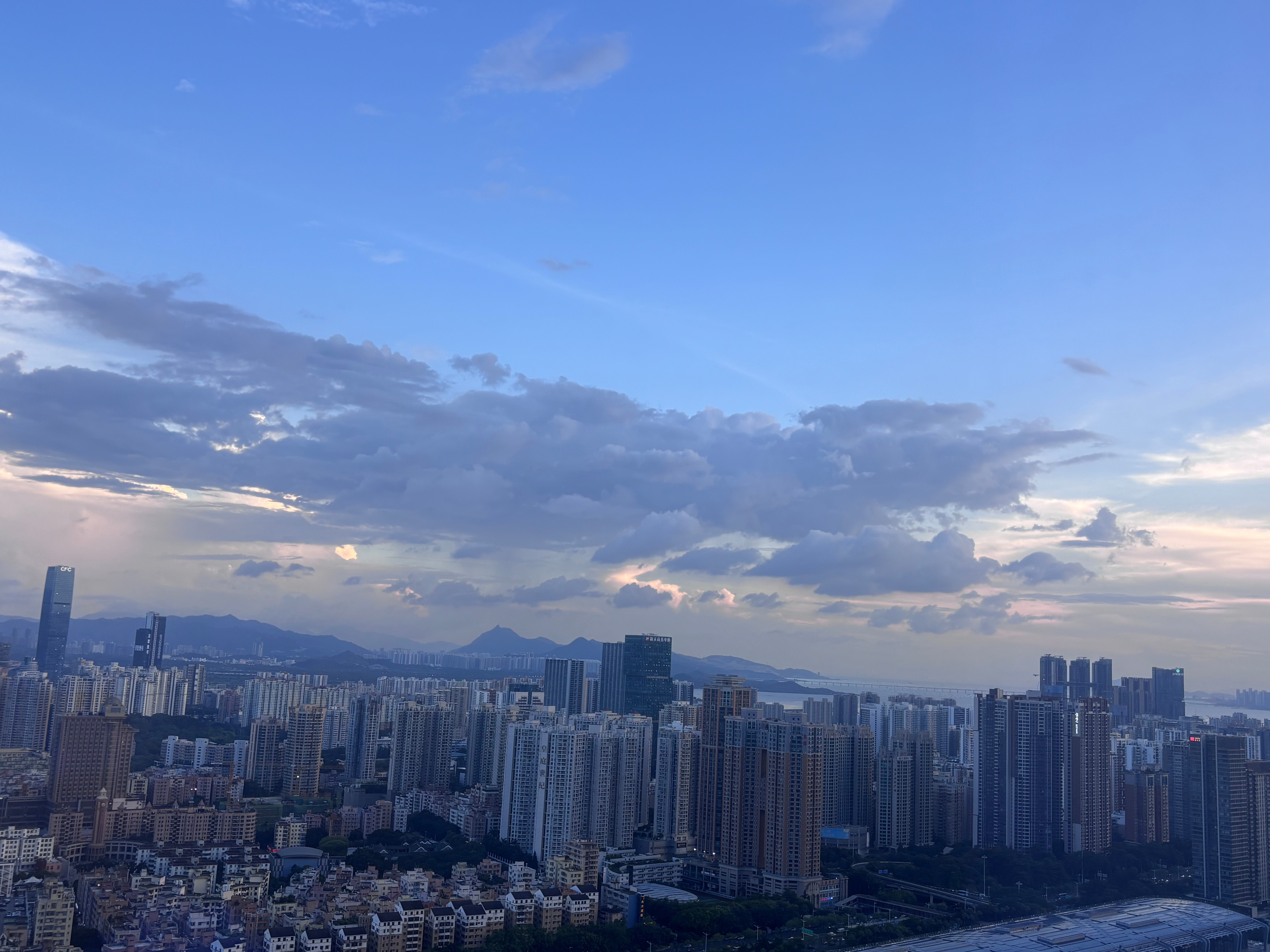 给大家看看我们深圳同事发来的日落吧[酷]不过也收到了大家的吐槽，说最近一天可以下