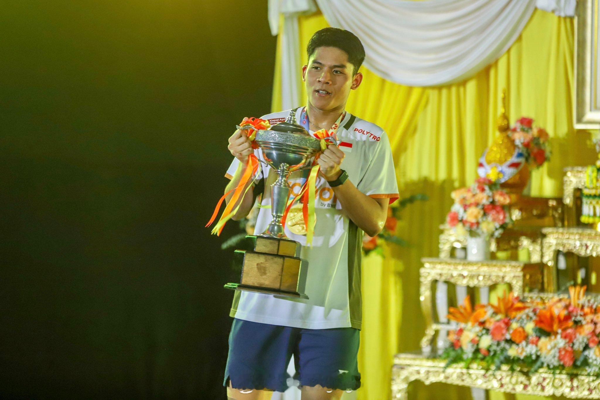 🇮🇩乌拜迪拉分享自己在2026年泰国羽毛球大师赛 夺冠照，这位尚未满19岁的