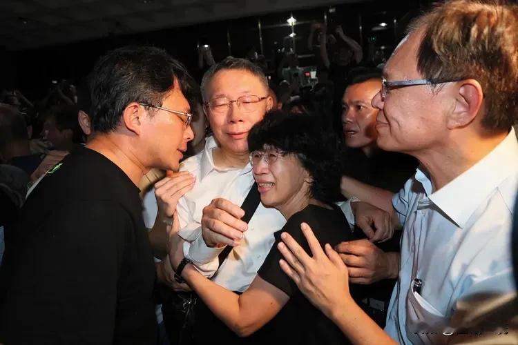 柯文哲遭收押满月　陈佩琪发文“很想你”

柯文哲卷入京华城弊案，9月5日遭法院裁