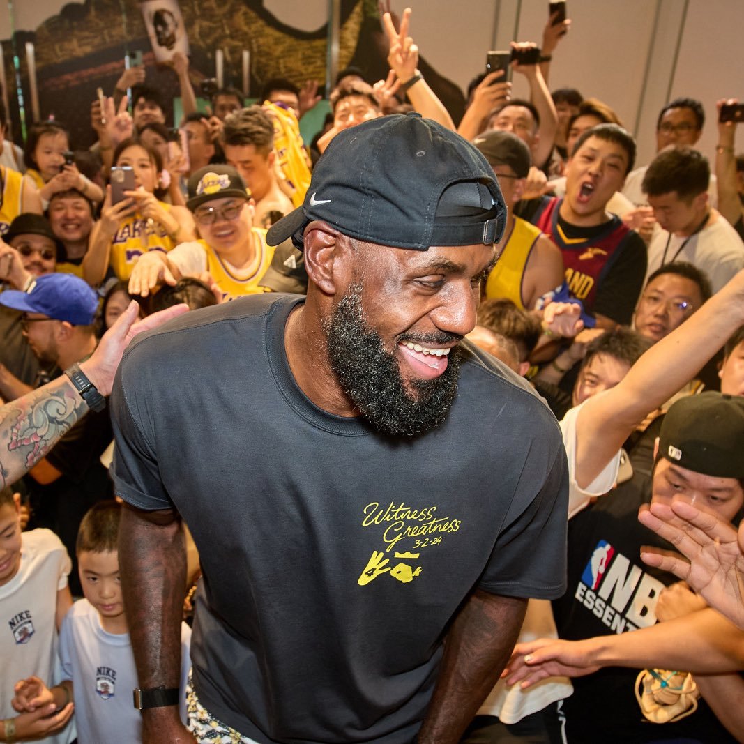美媒：“詹姆斯成为NBA史上第一位在中国官方媒体发表文章的球员。” ​​​