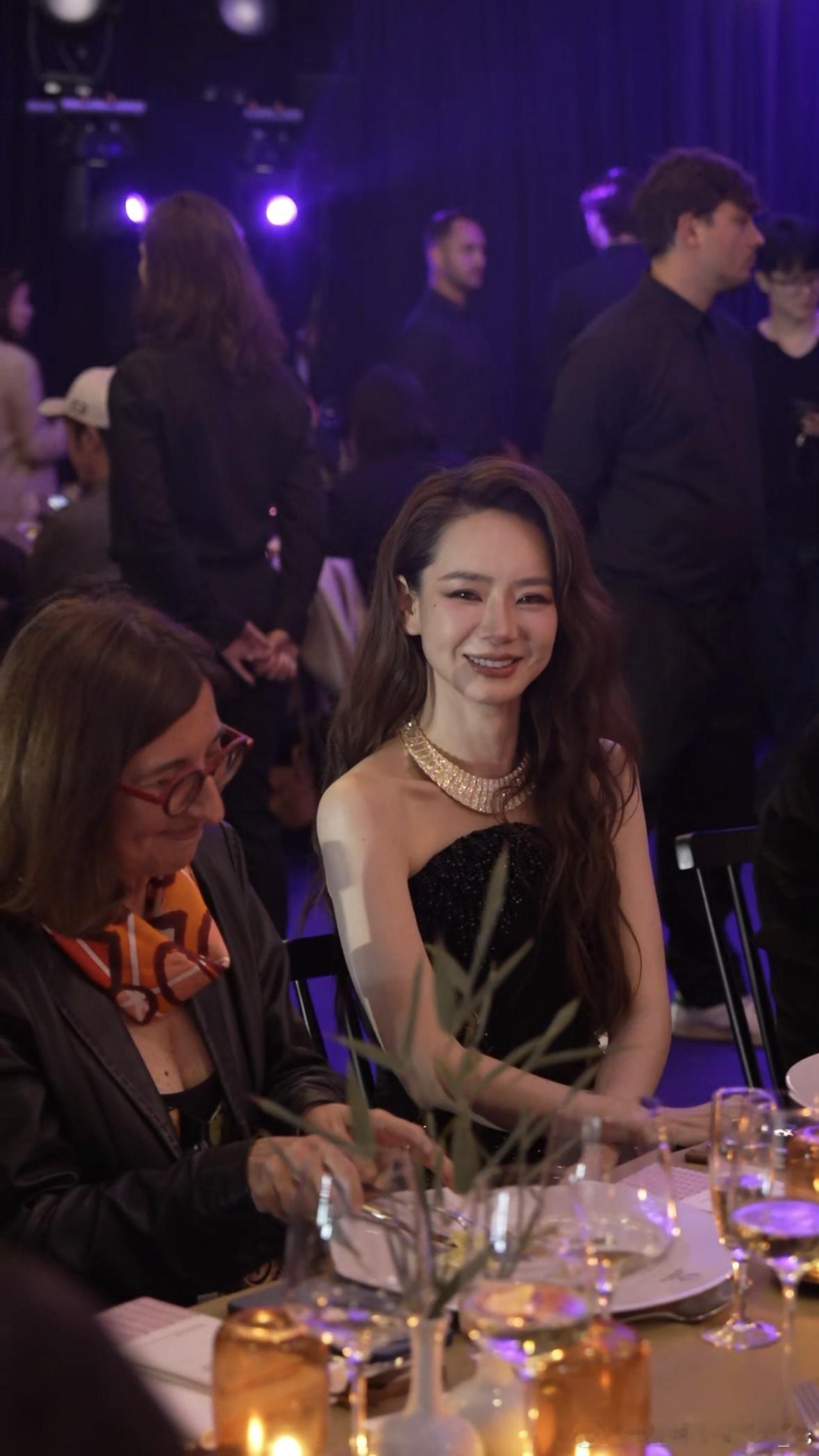 赵涛李庚希戚薇戛纳同框 谁懂这种破壁快乐！三位风格各异的美女同框，赵涛的从容、戚