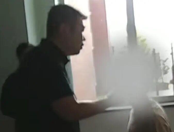 “这哈欠代价有点大！”6月7日，辽宁沈阳，一高考考点外，一名考生正要进考场，结果