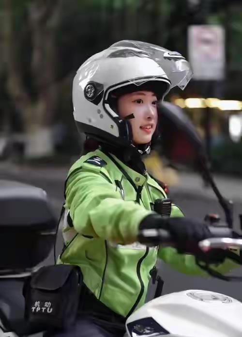 谁能想到，一夜爆火、全网圈粉的兔子警官李语蔚，轻轻松松拒绝了摆在眼前的网红流量。