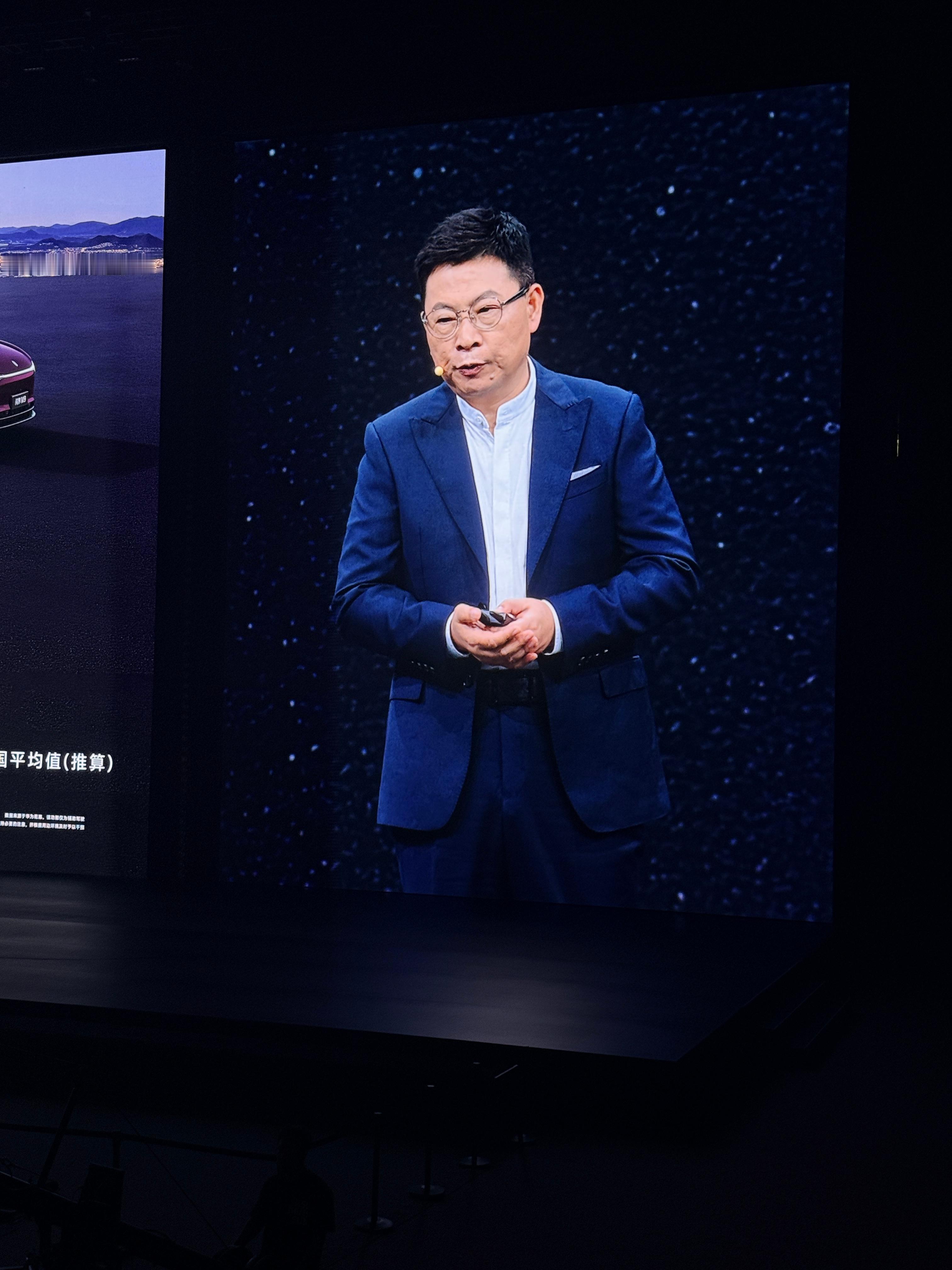 今天的和车合照，和人群合照，和大嘴老师合照鸿蒙智行发布会全新问界m9系列正式发布