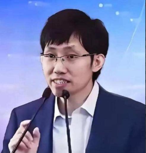 记者问：“中美AI差距到底有多大？”梁文锋毫不避讳、一针见血地回答：“表面上中国