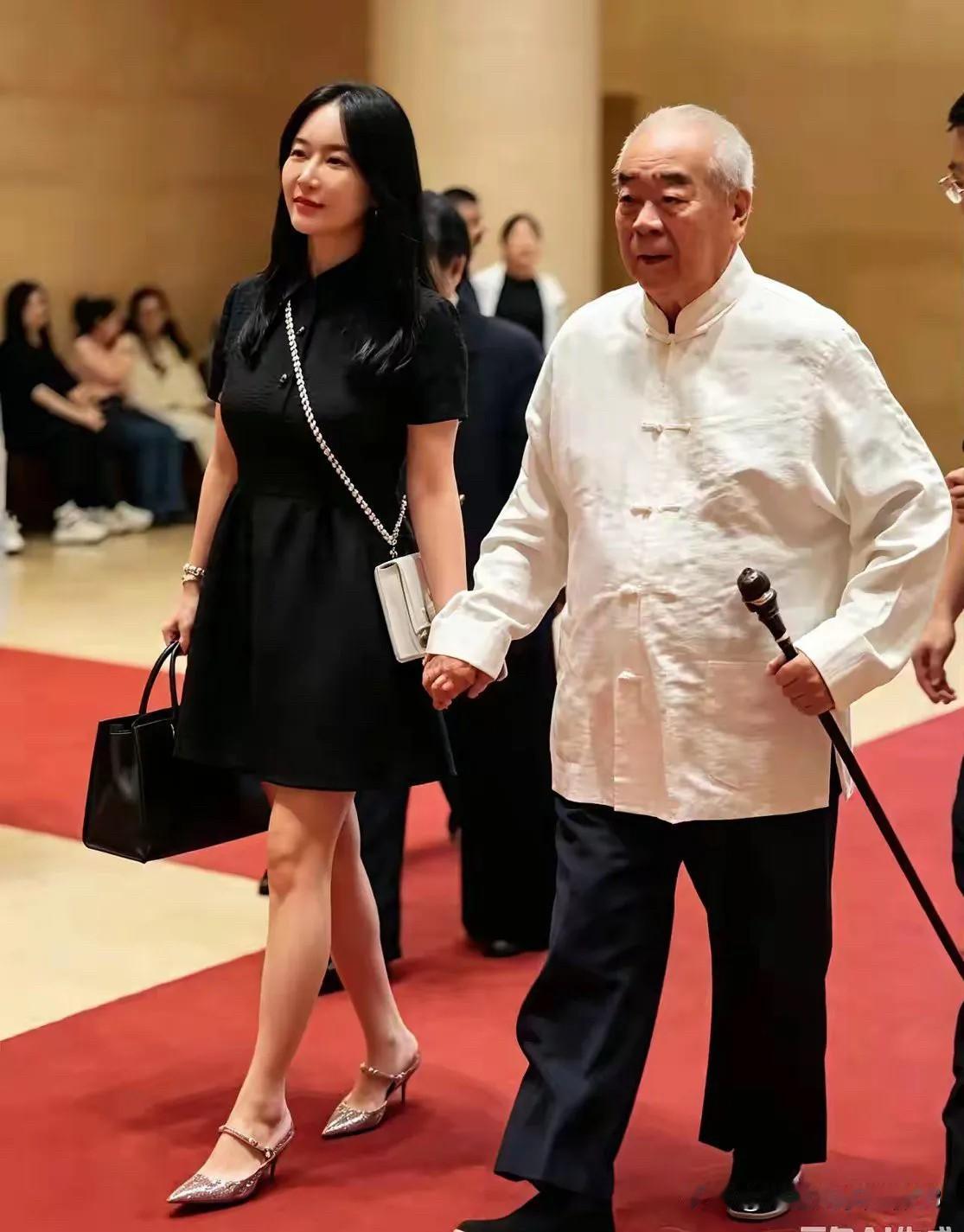 著名书画家范曾领着妻子走红毯，估计只有他这么大年龄了还这么有气场，一出场就惊艳了