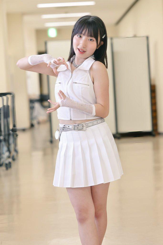 白衣飘飘，舞袖拂清风