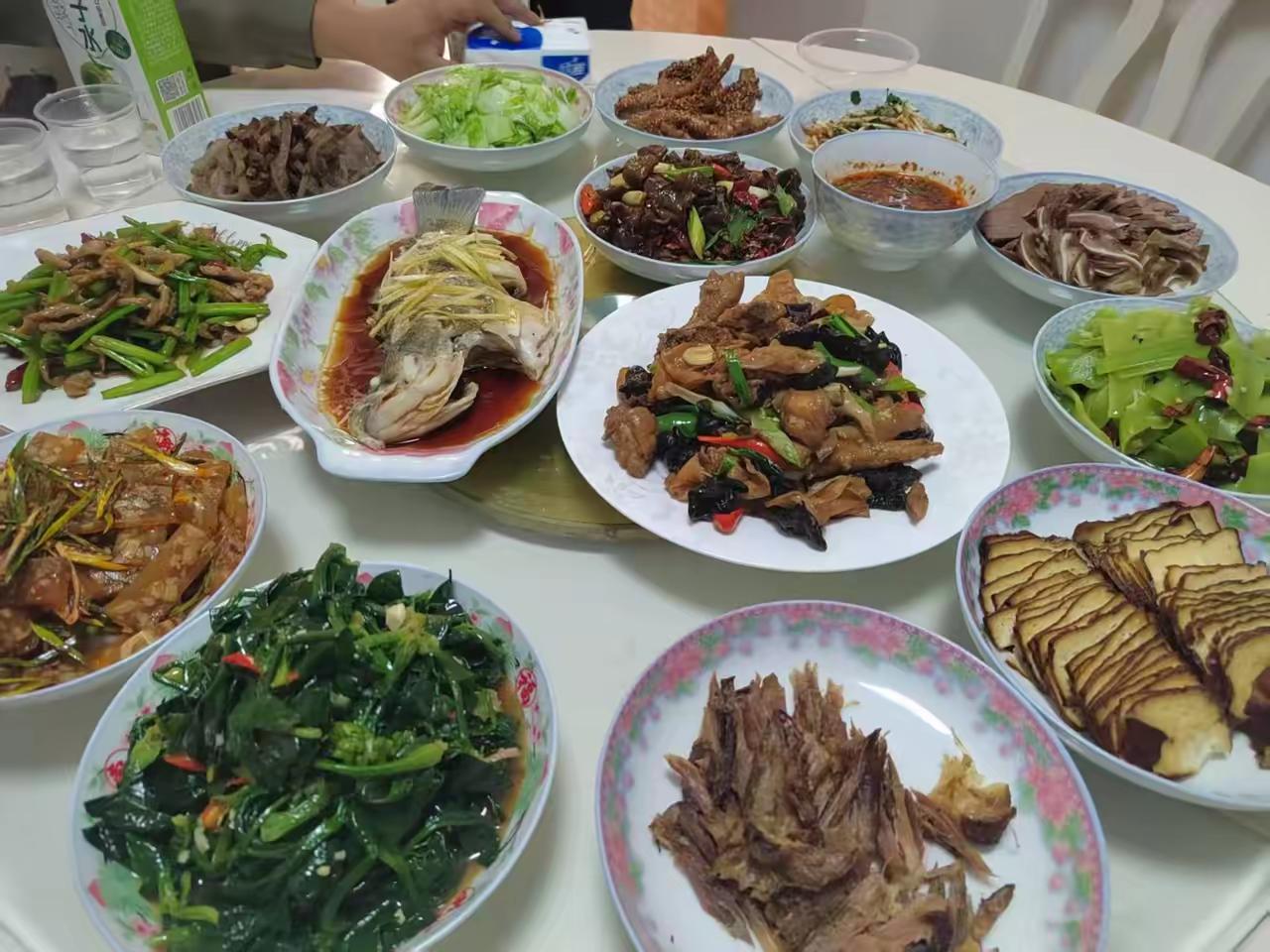 老公弟兄几个，每周六雷打不动，都要去婆婆那聚餐。
每次去，大家都不空着手，这个买