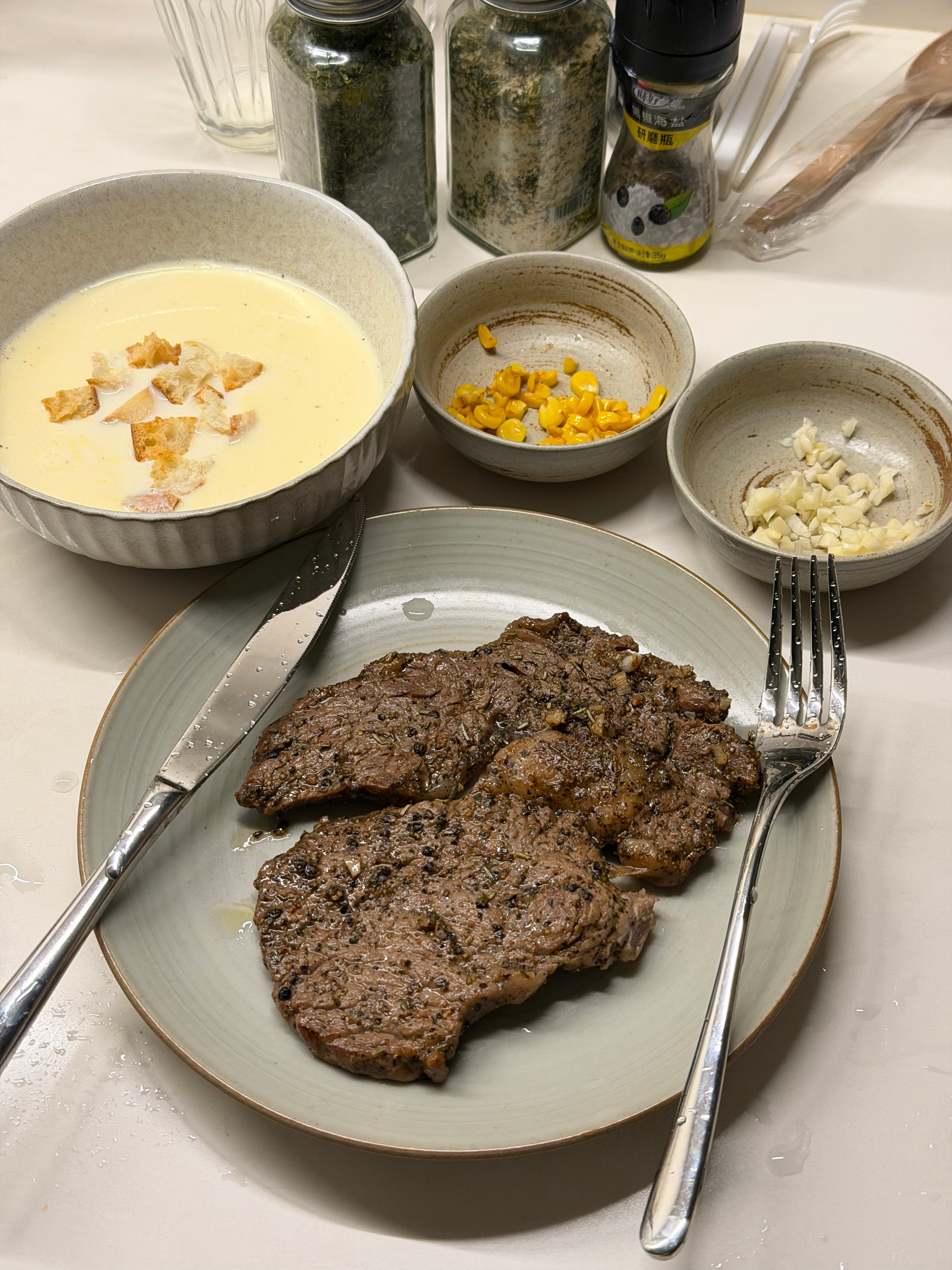 今晚做的玉米浓汤和煎牛排，直接用牛奶➕黄油来煮玉米的话做出来是和肯德基玉米同款的