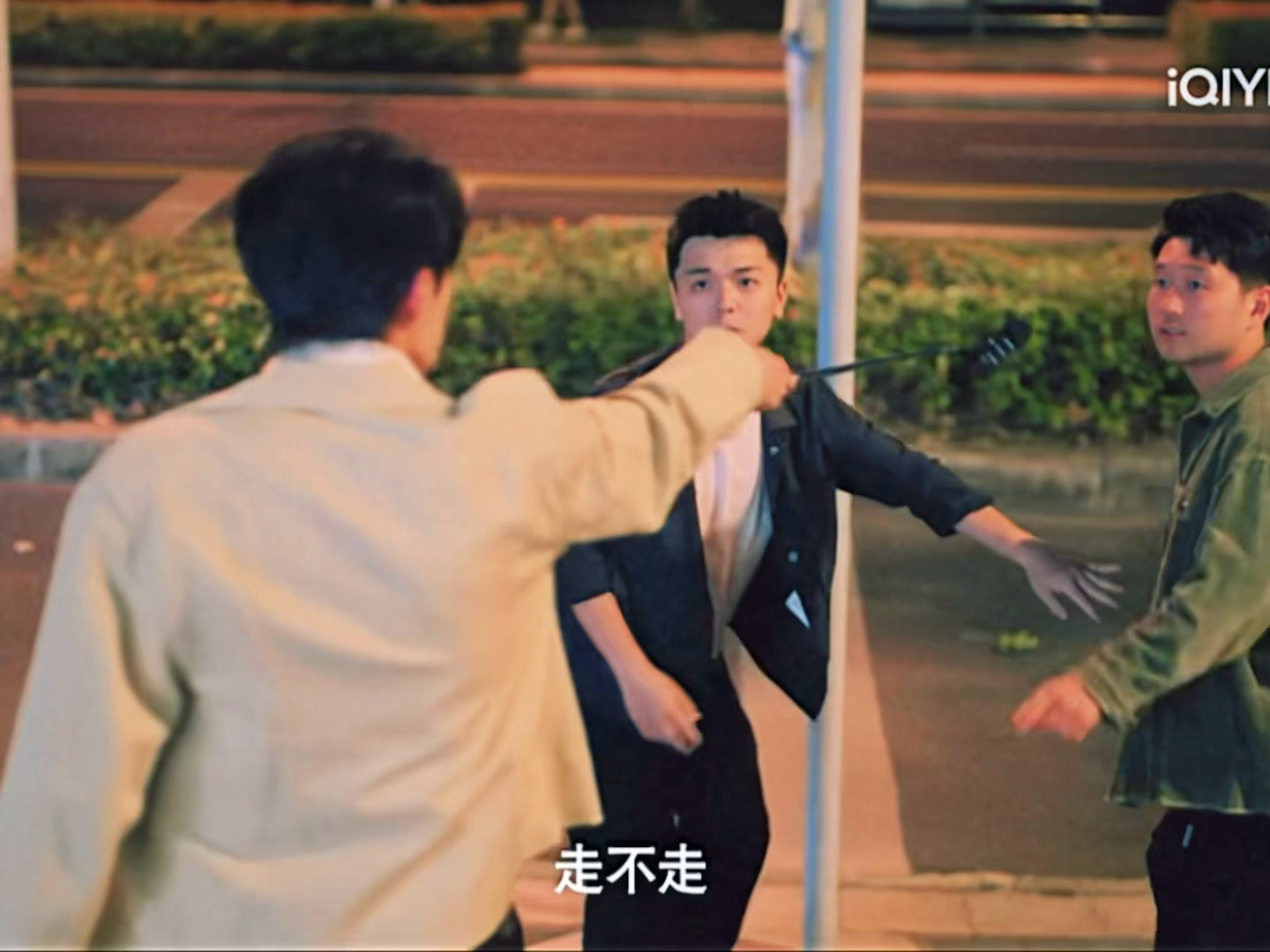 李亦非穿着皮裤拎着高尔夫球杆真爱降临这段太涩了。。。。。  爱情有烟火