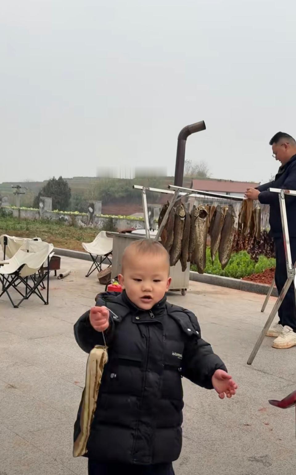 [呲牙][呲牙]小二娃准备找超娃超妈熏腊味，防止像上次那样又给烧没了，[捂脸]引