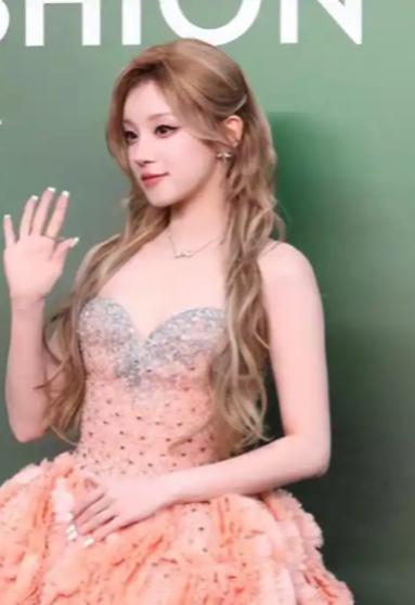 宋雨琦真美
盼星星盼月亮，VOGUE二十周年盛典总算来了！明星们争奇斗艳，特别热