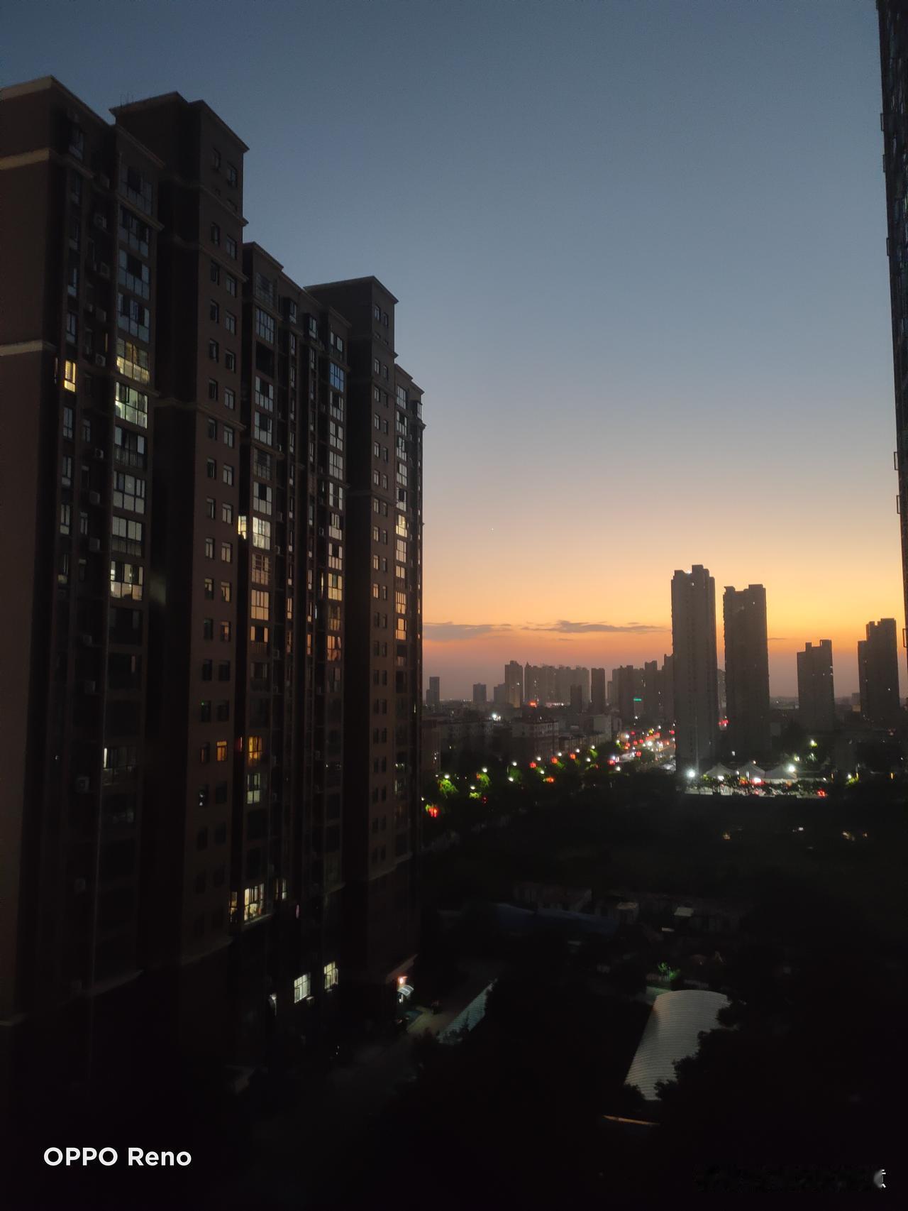 暮色四合，余晖将尽
结束了一天兵荒马乱的忙碌
身心像被拧干了水分的布
疲惫而迟钝