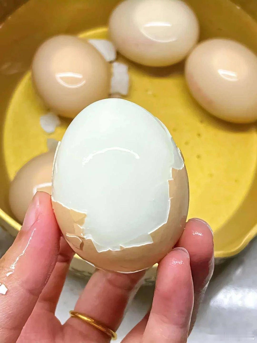 【大见解智库】介绍一种豆腐脑式嫩鸡蛋的煮法一，工具：电热水壶二，煮法：水壶内放入