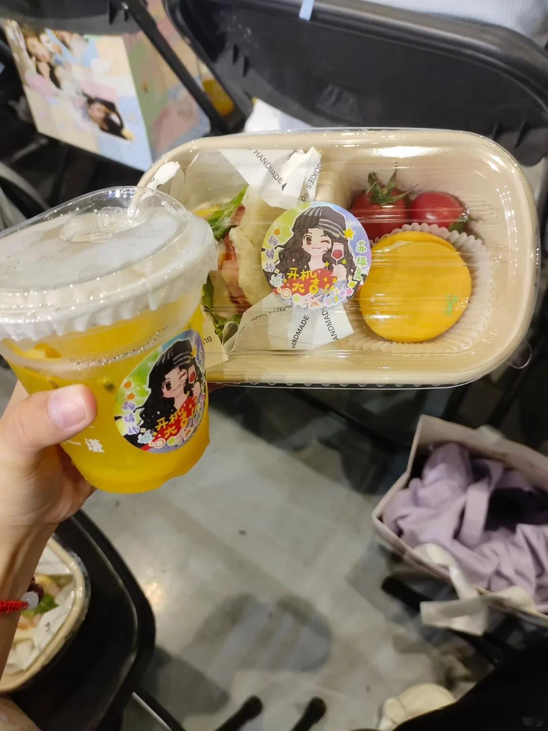 鞠婧祎开机请粉丝吃早餐万花世界 上次请午餐，这次请早餐，不会让🍊们饿着的哈哈 