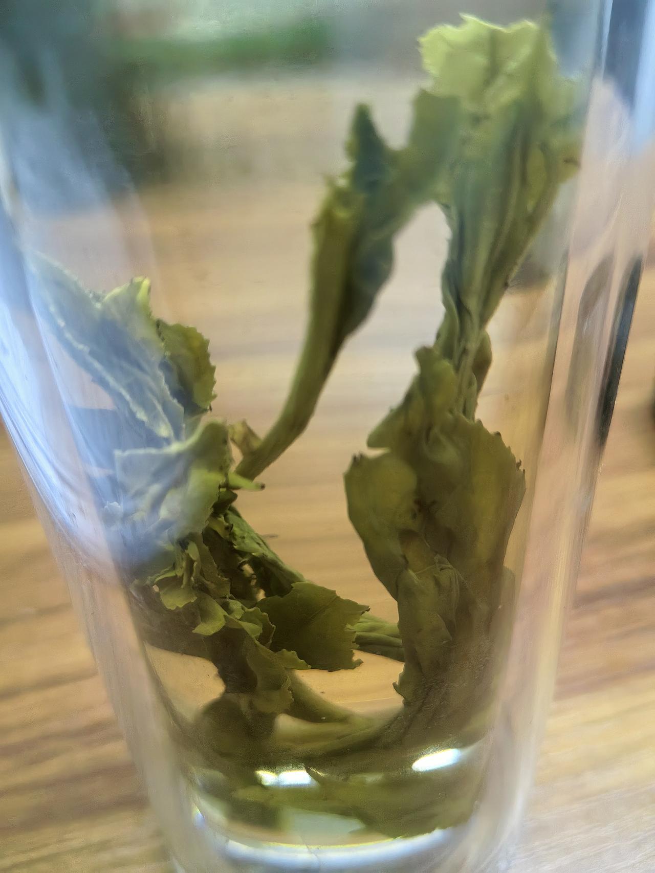 看到一个中年男人提着一个纸盒往楼上走，我猜纸盒是茶叶，紧走几步跟上去，果然是茶叶