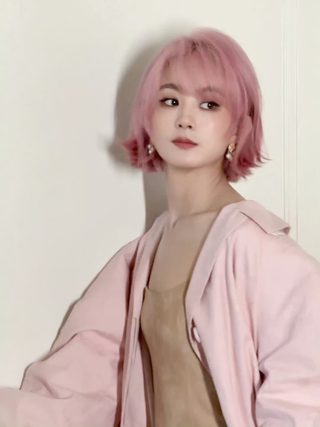 赵丽颖赵丽颖 zly纪梵希全球彩妆及香氛代言人赵丽颖 “人间山高水远 心中有玫瑰