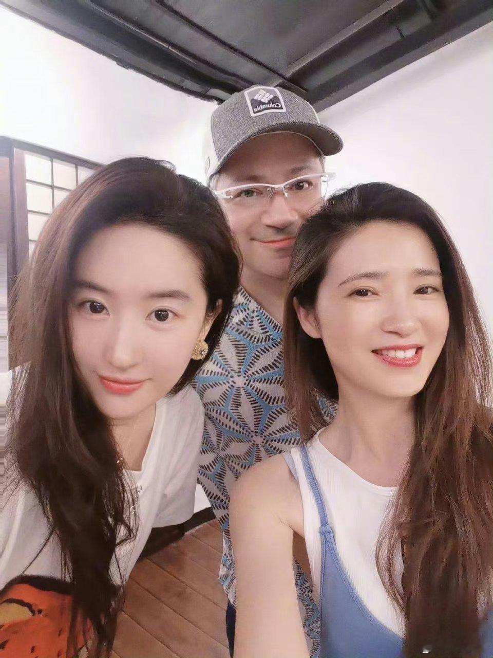 #刘亦菲[超话]##刘亦菲自拍水平进步了# 长成刘亦菲这样子，自拍水平还重要吗？