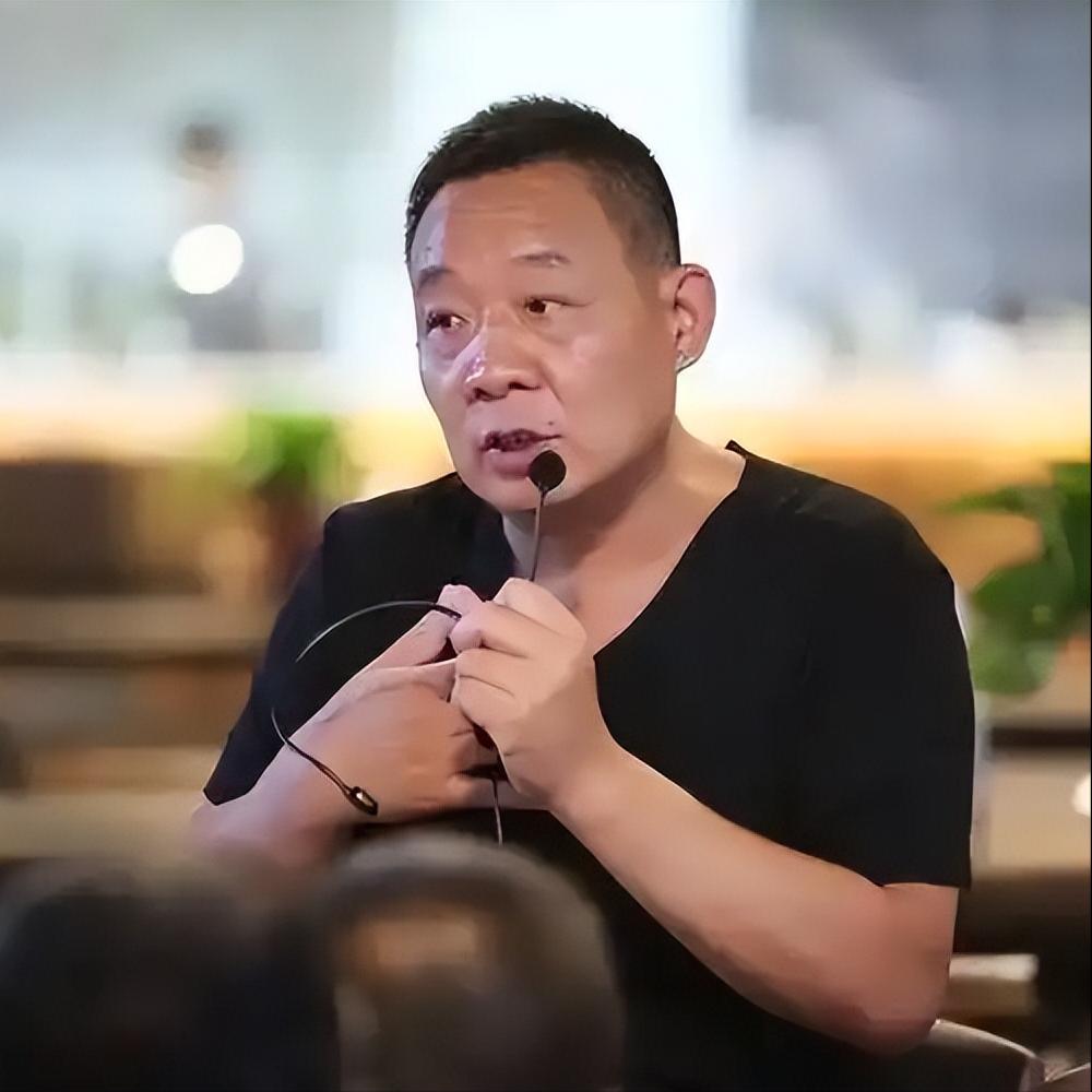 两个不缺钱的人，杠上了。房东不缺钱——敢把800万的租金涨到2400万，眼睛都不
