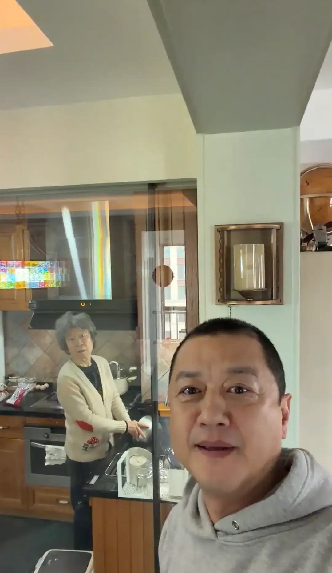 李亚鹏元宵节拥抱了妈妈，他和妈妈住的北京的家挺大的，装修朴素！ 